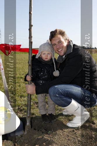 Benthuizen 17 oktober 2009
Nationale boomplantdag. Winston Gerschtanowitz met zoontje Julian
Peter Smulders bv