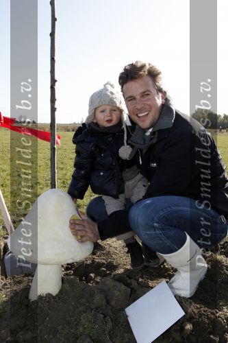 Benthuizen 17 oktober 2009
Nationale boomplantdag. Winston Gerschtanowitz met zoontje Julian
Peter Smulders bv