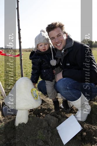 Benthuizen 17 oktober 2009
Nationale boomplantdag. Winston Gerschtanowitz met zoontje Julian
Peter Smulders bv