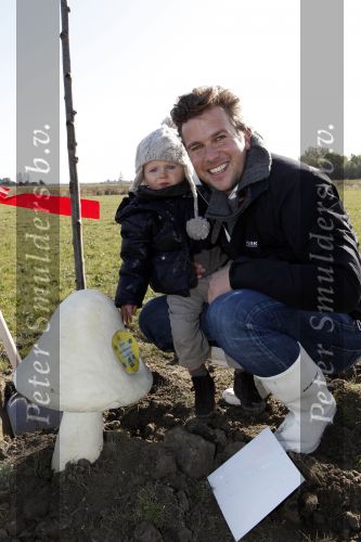 Benthuizen 17 oktober 2009
Nationale boomplantdag. Winston Gerschtanowitz met zoontje Julian
Peter Smulders bv