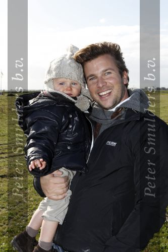 Benthuizen 17 oktober 2009
Nationale boomplantdag. Winston Gerschtanowitz met zoontje Julian
Peter Smulders bv