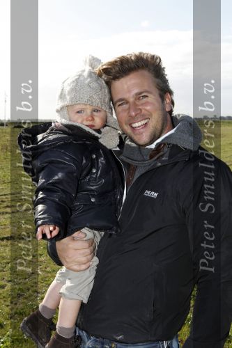 Benthuizen 17 oktober 2009
Nationale boomplantdag. Winston Gerschtanowitz met zoontje Julian
Peter Smulders bv