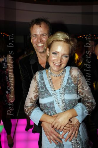 Amsterdam 23 oktober 2009
Televizierring 2009 in Carre in Amsterdam. Yvonne Jaspoers verliefd met haar man
Peter Smulders bv