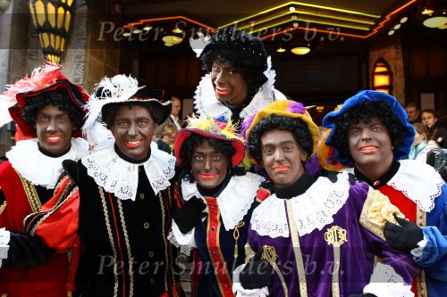 Amsterdam, 4 Oktober 2009
Premiere in Tuschinski, Nederlandse speelfilm:
Sinterklaas en de verdwenen pakjesboot
Frans Bauer met Zwarte Pieten
Foto Peter Smulders