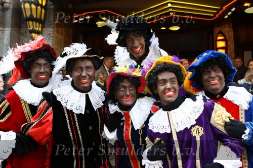 Amsterdam, 4 Oktober 2009
Premiere in Tuschinski, Nederlandse speelfilm:
Sinterklaas en de verdwenen pakjesboot
Frans Bauer met Zwarte Pieten
Foto Peter Smulders