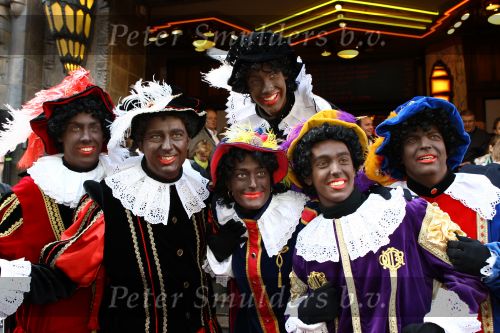 Amsterdam, 4 Oktober 2009
Premiere in Tuschinski, Nederlandse speelfilm:
Sinterklaas en de verdwenen pakjesboot
Frans Bauer met Zwarte Pieten
Foto Peter Smulders