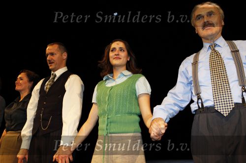 Hoorn 1 november 2010
Premiere musical Je Anne in de schouwburg van Hoorn. De hoofdrollen worden oa gwespeeld door Abke Bruins Thom Hoffman Levi v Kempen Marloes v d Heuvel Sanne Bosman Frans Maas Annemarie Maas en Mark v d Laan
Peter Smulders bv