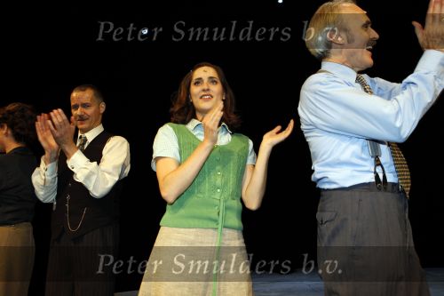 Hoorn 1 november 2010
Premiere musical Je Anne in de schouwburg van Hoorn. De hoofdrollen worden oa gwespeeld door Abke Bruins Thom Hoffman Levi v Kempen Marloes v d Heuvel Sanne Bosman Frans Maas Annemarie Maas en Mark v d Laan
Peter Smulders bv