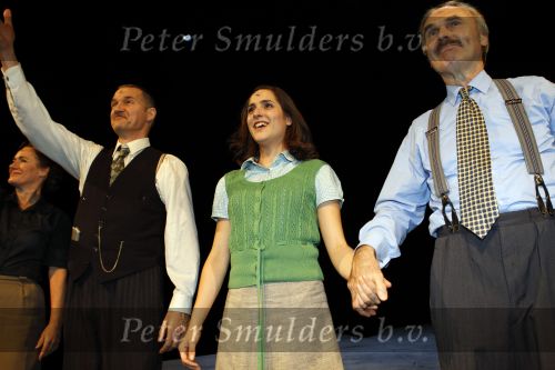 Hoorn 1 november 2010
Premiere musical Je Anne in de schouwburg van Hoorn. De hoofdrollen worden oa gwespeeld door Abke Bruins Thom Hoffman Levi v Kempen Marloes v d Heuvel Sanne Bosman Frans Maas Annemarie Maas en Mark v d Laan
Peter Smulders bv