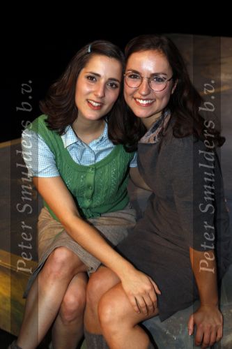 Hoorn 1 november 2010
Premiere musical Je Anne in de schouwburg van Hoorn. De hoofdrollen worden oa gwespeeld door Abke Bruins Thom Hoffman Levi v Kempen Marloes v d Heuvel Sanne Bosman Frans Maas Annemarie Maas en Mark v d Laan
Peter Smulders bv