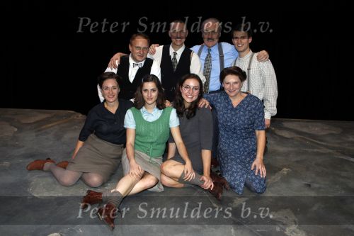 Hoorn 1 november 2010
Premiere musical Je Anne in de schouwburg van Hoorn. De hoofdrollen worden oa gwespeeld door Abke Bruins Thom Hoffman Levi v Kempen Marloes v d Heuvel Sanne Bosman Frans Maas Annemarie Maas en Mark v d Laan
Peter Smulders bv