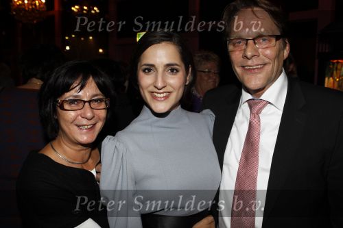 Hoorn 1 november 2010
Premiere musical Je Anne in de schouwburg van Hoorn. De hoofdrollen worden oa gwespeeld door Abke Bruins Thom Hoffman Levi v Kempen Marloes v d Heuvel Sanne Bosman Frans Maas Annemarie Maas en Mark v d Laan. Abke met ouders
Peter Smulders bv