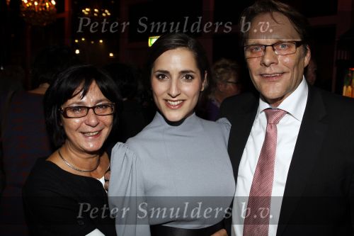 Hoorn 1 november 2010
Premiere musical Je Anne in de schouwburg van Hoorn. De hoofdrollen worden oa gwespeeld door Abke Bruins Thom Hoffman Levi v Kempen Marloes v d Heuvel Sanne Bosman Frans Maas Annemarie Maas en Mark v d Laan. Abke met ouders
Peter Smulders bv