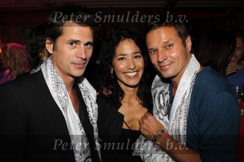 Amsterdam 6 november 2010
12 en een half jarig bestaan en presentatiie van het Buddha to Buddha boek in de supper club. Batul Loomans met Mark v d Loo en Annemarie Engelkes
Peter Smulders bv