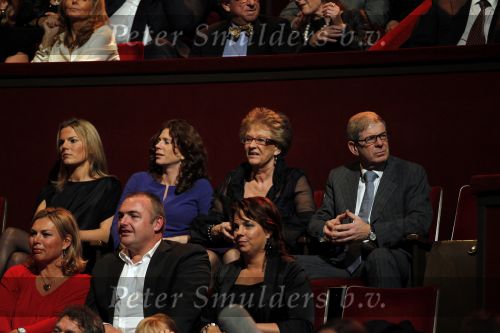 Amsterdam 2 november 2010
Rene Froger viert zijn 50e verjaardag met collega artiesten en vrienden in Carre.
Frits Barend met zijn vrouw en zwangere Barbara Barend met vrouw
Peter Smulders bv