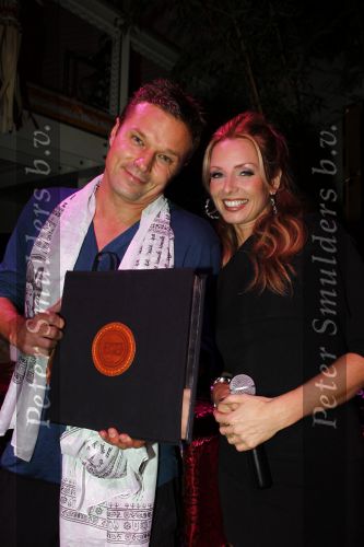 Amsterdam 6 november 2010
12 en een half jarig bestaan en presentatiie van het Buddha to Buddha boek in de supper club. Batul Loomans en Candy Dulfer
Peter Smulders bv