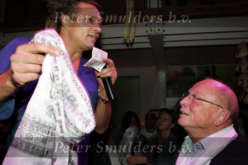 Amsterdam 6 november 2010
12 en een half jarig bestaan en presentatiie van het Buddha to Buddha boek in de supper club. Batul Loomans met vader en vrouw
Peter Smulders bv