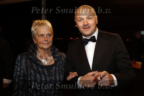 Leiden 30 oktober 2010
Premiere Soldaat van oranje op vliegbasis Valkenburg. Boris v d Ham met schoonmoeder
Peter Smulders bv