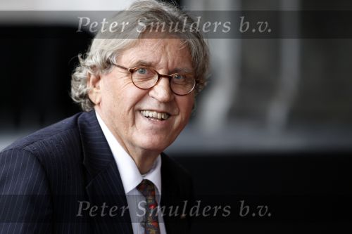 Amsterdam 6 november 2010
Herdenkingsdienst/begrafenis van Harry Mulisch in de stadsschouwburg van Amsterdam. Bram Peper op krukken
Peter Smulders bv