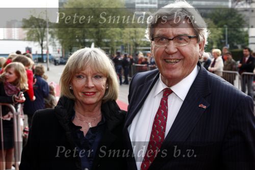 Utrecht 28 april 2009
Pieter v Vollenhoven viert zijn 70e verjaardag in het Beatrix theater in Utrecht. Bram Peeper Peper met zijn vriendin
Peter Smulders bv