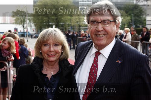 Utrecht 28 april 2009
Pieter v Vollenhoven viert zijn 70e verjaardag in het Beatrix theater in Utrecht. Bram Peeper Peper met zijn vriendin
Peter Smulders bv
