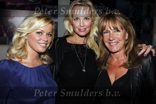 Amsterdam 6 november 2010
12 en een half jarig bestaan en presentatiie van het Buddha to Buddha boek in de supper club. Bridget Maasland met Xenia Kasper en ...
Peter Smulders bv