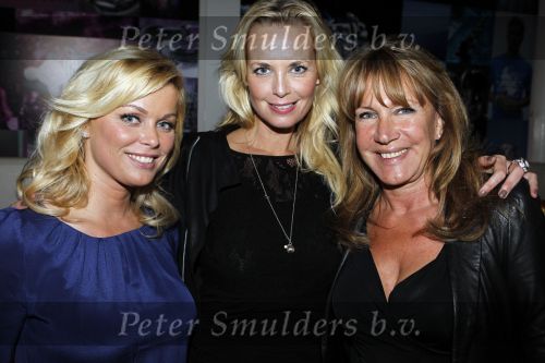 Amsterdam 6 november 2010
12 en een half jarig bestaan en presentatiie van het Buddha to Buddha boek in de supper club. Bridget Maasland met Xenia Kasper en ...
Peter Smulders bv