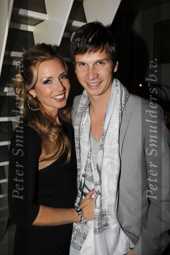 Amsterdam 6 november 2010
12 en een half jarig bestaan en presentatiie van het Buddha to Buddha boek in de supper club. Candy Dulfer met vriend
Peter Smulders bv