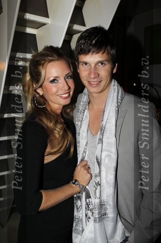 Amsterdam 6 november 2010
12 en een half jarig bestaan en presentatiie van het Buddha to Buddha boek in de supper club. Candy Dulfer met vriend
Peter Smulders bv