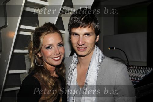 Amsterdam 6 november 2010
12 en een half jarig bestaan en presentatiie van het Buddha to Buddha boek in de supper club. Candy Dulfer met vriend
Peter Smulders bv