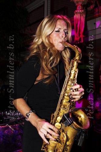 Amsterdam 6 november 2010
12 en een half jarig bestaan en presentatiie van het Buddha to Buddha boek in de supper club. Candy Dulfer met vriend
Peter Smulders bv