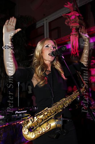 Amsterdam 6 november 2010
12 en een half jarig bestaan en presentatiie van het Buddha to Buddha boek in de supper club. Candy Dulfer met vriend
Peter Smulders bv