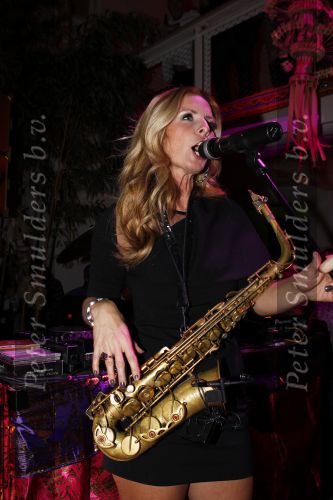 Amsterdam 6 november 2010
12 en een half jarig bestaan en presentatiie van het Buddha to Buddha boek in de supper club. Candy Dulfer met vriend
Peter Smulders bv