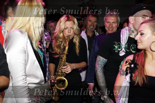 Amsterdam 6 november 2010
12 en een half jarig bestaan en presentatiie van het Buddha to Buddha boek in de supper club. Candy Dulfer
Peter Smulders bv