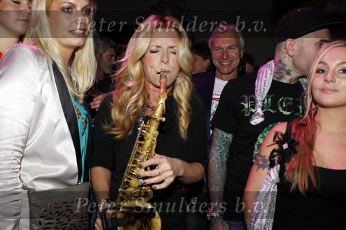 Amsterdam 6 november 2010
12 en een half jarig bestaan en presentatiie van het Buddha to Buddha boek in de supper club. Candy Dulfer
Peter Smulders bv