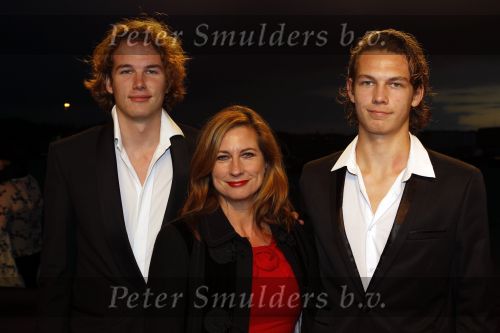 Leiden 30 oktober 2010
Premiere Soldaat van oranje op vliegbasis Valkenburg. Carine Crutzen met zoons
Peter Smulders bv