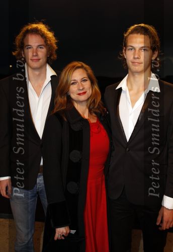 Leiden 30 oktober 2010
Premiere Soldaat van oranje op vliegbasis Valkenburg. Carine Crutzen met zoons
Peter Smulders bv