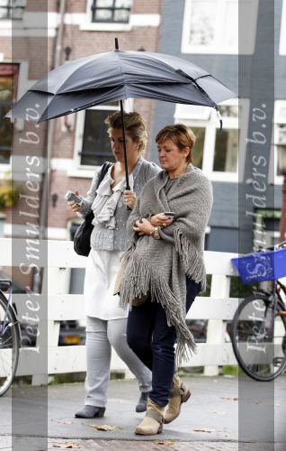 Amsterdam 5 november 2010
Caroline Tensen met flesje water en gsm in Amsterdam bij onthulling beeld Jan en Mien Froger.
Peter Smulders bv