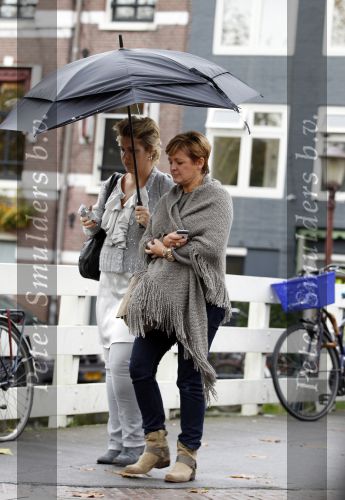 Amsterdam 5 november 2010
Caroline Tensen met flesje water en gsm in Amsterdam bij onthulling beeld Jan en Mien Froger.
Peter Smulders bv
