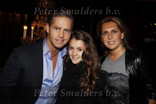 Hoorn 1 november 2010
Premiere Je Anne in de schouwburg van Hoorn. Danny en Jenny de Munk met dochter
Peter Smulders bv