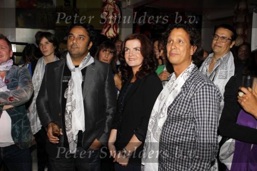 Amsterdam 6 november 2010
12 en een half jarig bestaan en presentatiie van het Buddha to Buddha boek in de supper club. Dennis Rugenbrecht
Peter Smulders bv