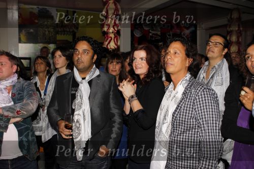 Amsterdam 6 november 2010
12 en een half jarig bestaan en presentatiie van het Buddha to Buddha boek in de supper club. Dennis Rugenbrecht
Peter Smulders bv