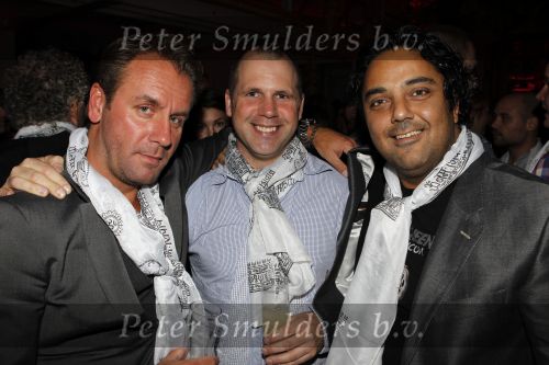 Amsterdam 6 november 2010
12 en een half jarig bestaan en presentatiie van het Buddha to Buddha boek in de supper club. Dennis Rugenbrecht met Edward en Edwin Smulders
Peter Smulders bv