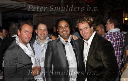 Amsterdam 6 november 2010
12 en een half jarig bestaan en presentatiie van het Buddha to Buddha boek in de supper club. Dennis Rugenbrecht met Edward en Edwin Smulders
Peter Smulders bv