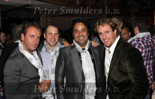 Amsterdam 6 november 2010
12 en een half jarig bestaan en presentatiie van het Buddha to Buddha boek in de supper club. Dennis Rugenbrecht met Edward en Edwin Smulders
Peter Smulders bv