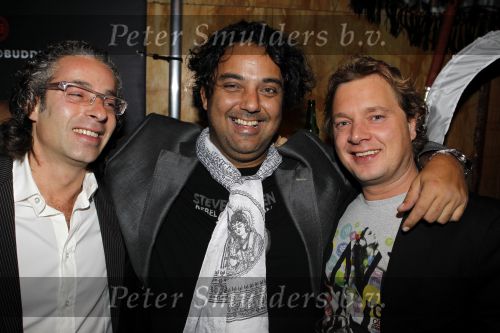 Amsterdam 6 november 2010
12 en een half jarig bestaan en presentatiie van het Buddha to Buddha boek in de supper club. Dennis Rugenbrecht
Peter Smulders bv