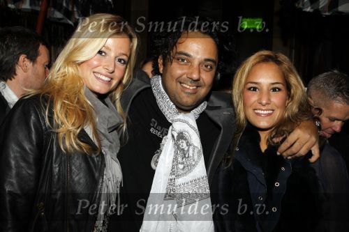 Amsterdam 6 november 2010
12 en een half jarig bestaan en presentatiie van het Buddha to Buddha boek in de supper club. Dennis Rugenbrecht
Peter Smulders bv
