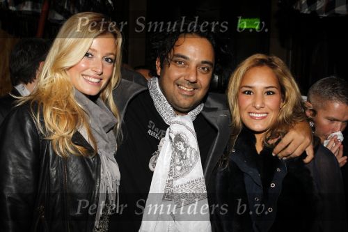 Amsterdam 6 november 2010
12 en een half jarig bestaan en presentatiie van het Buddha to Buddha boek in de supper club. Dennis Rugenbrecht
Peter Smulders bv
