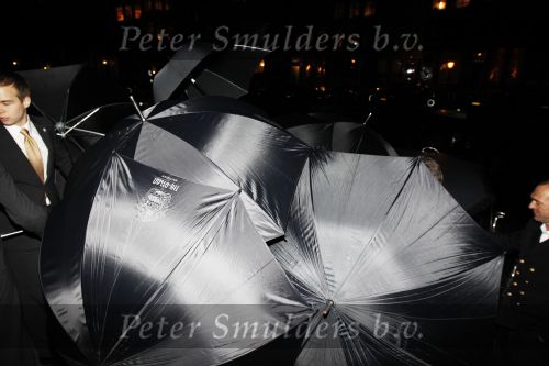 Amsterdam 7 november 2010
Doutzen Kroes en Dj Sunnery james zijn vandaag bij hotel the Dylan getrouwd.
Haar ouders familie en zussen waren natuurlijk aanwezig. De beveiliging van het hotel stelde zich belachelijk aan met paraplus.
Peter Smulders bv
