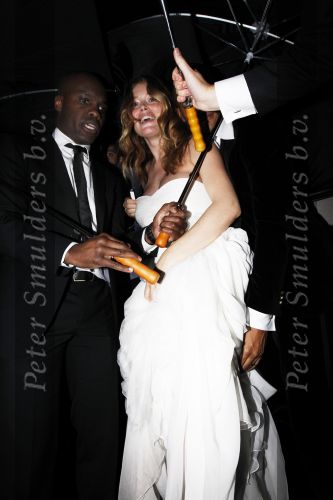 Amsterdam 7 november 2010
Doutzen Kroes en Dj Sunnery james zijn vandaag bij hotel the Dylan getrouwd.
Haar ouders familie en zussen waren natuurlijk aanwezig. De beveiliging van het hotel stelde zich belachelijk aan met paraplus.
Peter Smulders bv